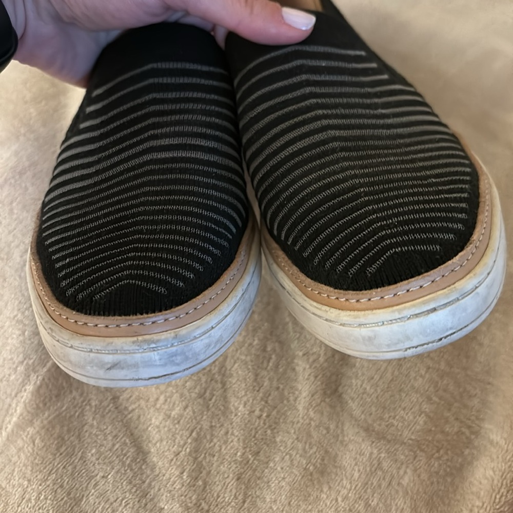 Ugg Sammy slip ons black/ mesh sz 7 - Picture 3 of 5